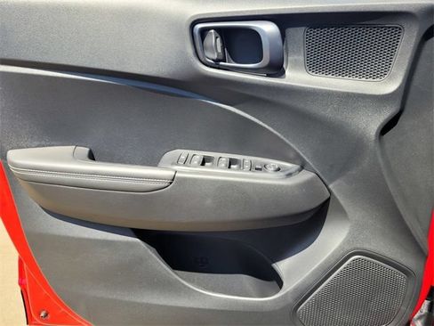 Certified 2025 Hyundai Venue Limited FWD image 19