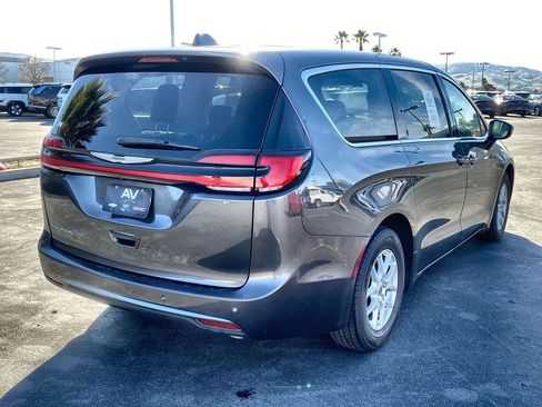 Used 2023 Chrysler Pacifica Touring-L FWD image 37