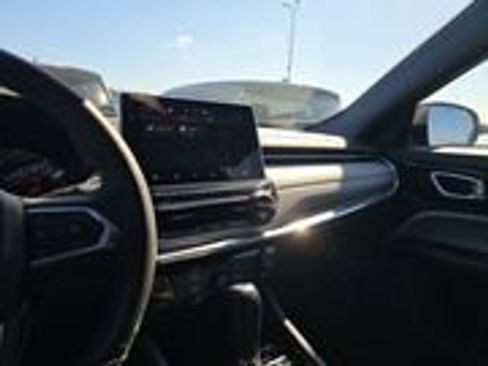 Used 2023 Jeep Compass Limited image 7