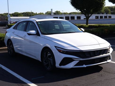 Used 2024 Hyundai Elantra Limited FWD image 3