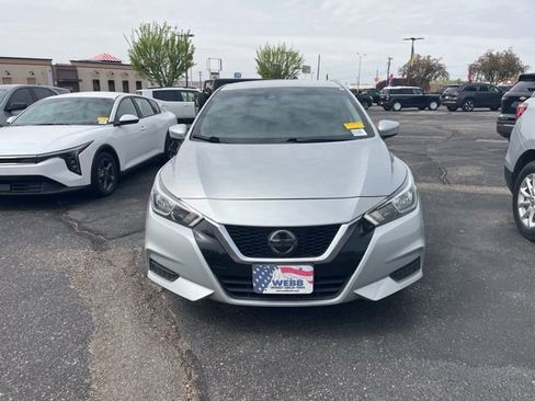 Used 2021 Nissan Versa SV image 2