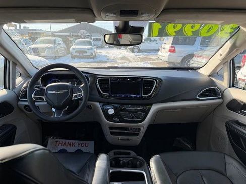 Used 2024 Chrysler Pacifica Touring-L FWD image 4
