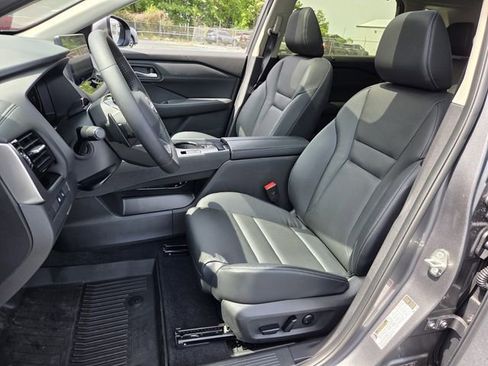 Used 2025 Nissan Rogue SL w/ Tech Package FWD image 9