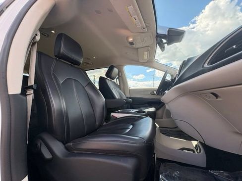Used 2023 Chrysler Pacifica Touring-L FWD image 28