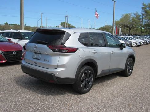 Used 2024 Nissan Rogue SV image 3