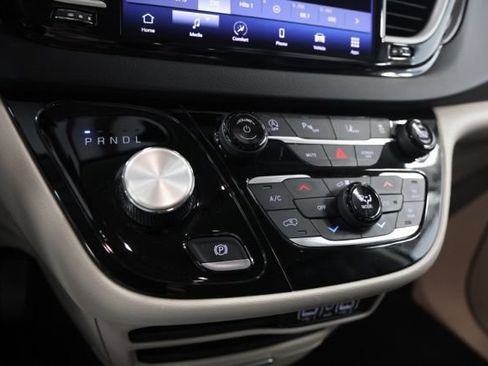 Used 2024 Chrysler Pacifica Touring-L FWD image 27
