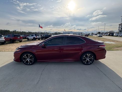 Used 2018 Toyota Camry SE image 5