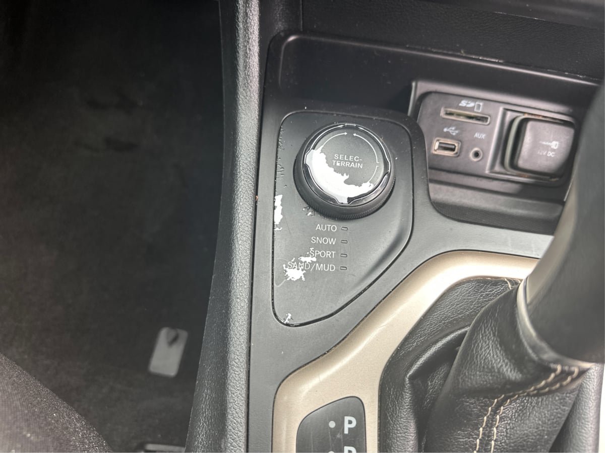 Used 2016 Jeep Cherokee Latitude w/ Safety/Convenience Group AWD/4WD image 12