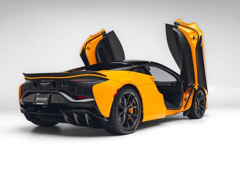 Used 2023 McLaren Artura RWD image 10