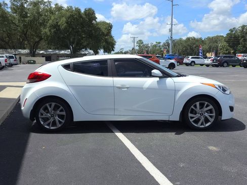 Used 2016 Hyundai Veloster FWD image 4