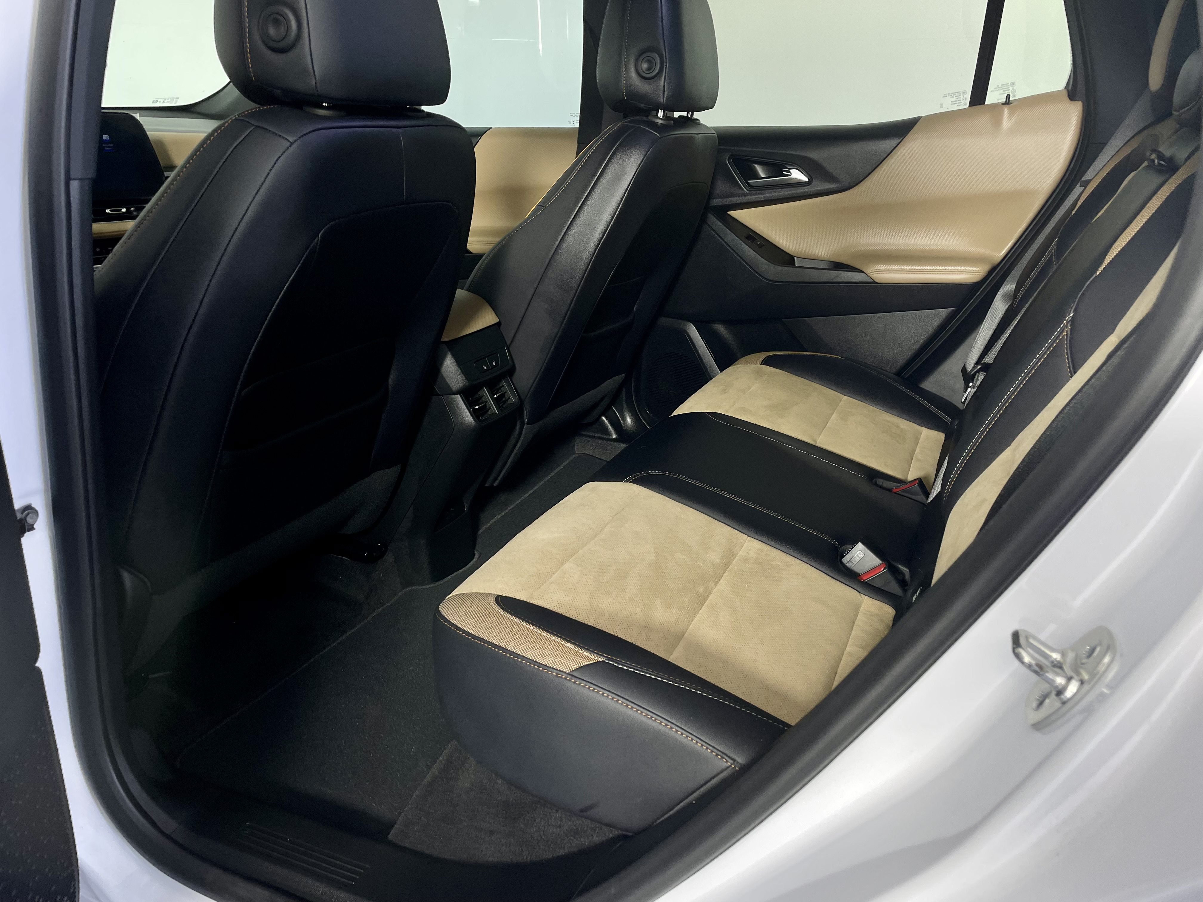 Used 2025 Chevrolet Equinox ACTIV w/ Safety and Technology Package FWD image 11