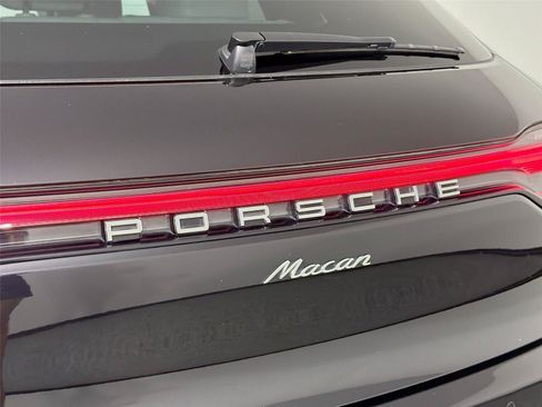 Certified 2023 Porsche Macan AWD/4WD image 17