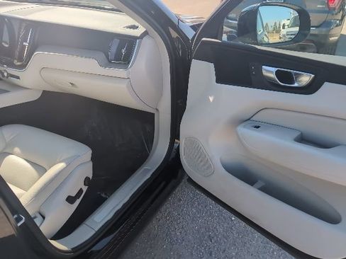 Used 2023 Volvo XC60 B5 Plus image 24