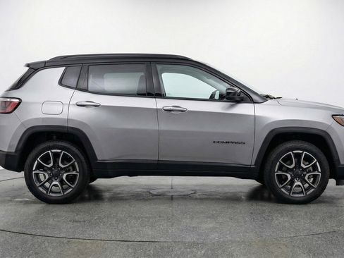 Used 2025 Jeep Compass Trailhawk image 11