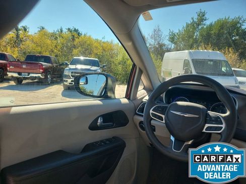 Used 2017 Chrysler Pacifica LX image 16