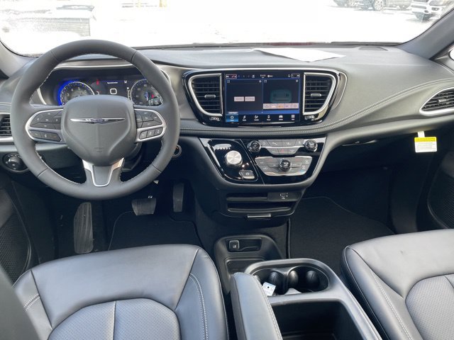 New 2026 Chrysler Pacifica Select AWD/4WD image 3
