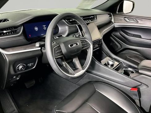 Used 2024 Jeep Grand Cherokee Limited w/ Black Appearance Package RWD image 16