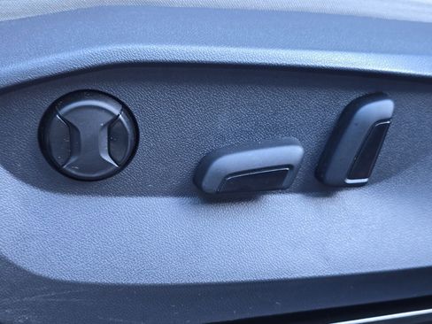 Used 2023 Volkswagen Tiguan SE w/ Panoramic Sunroof Package image 15