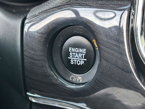 Used 2020 Jeep Grand Cherokee Overland image 25