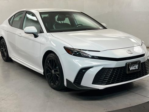 Used 2025 Toyota Camry SE w/ Multimedia Upgrade Package FWD image 8