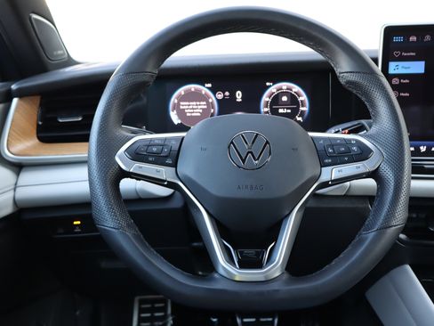Certified 2025 Volkswagen Tiguan SEL R-Line AWD/4WD image 15