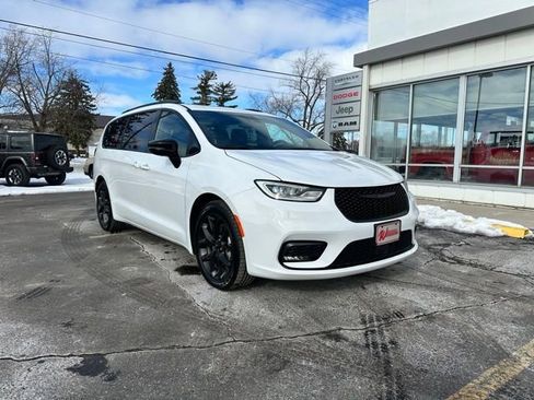 Used 2025 Chrysler Pacifica Limited image 2