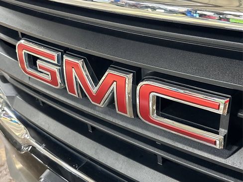 Used 2024 GMC Terrain SLE w/ Driver Convenience Package image 15