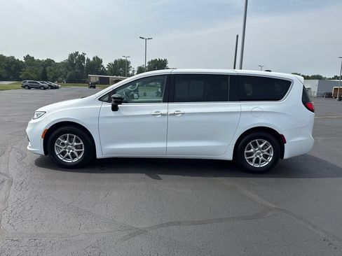 Used 2024 Chrysler Pacifica Touring-L FWD image 5