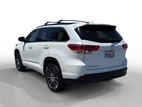 Used 2018 Toyota Highlander SE w/ Carpet Mat Package (TMS) AWD/4WD image 3