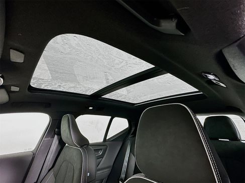 Used 2023 Volvo XC40 Recharge Plus image 21