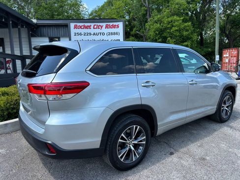 Used 2017 Toyota Highlander LE w/ Carpet Mat Package FWD image 3