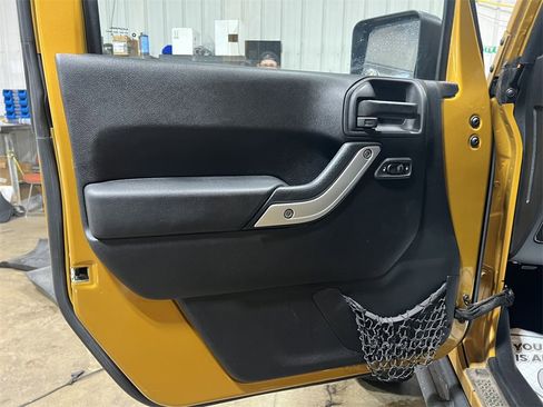 Used 2014 Jeep Wrangler Unlimited Rubicon image 16