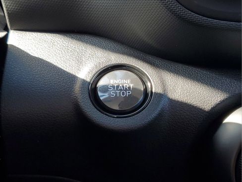 Certified 2025 Hyundai Venue SEL FWD image 29