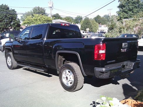 Used 2018 GMC Sierra 2500 SLE w/ Suspension Package, Off-Road AWD/4WD image 3