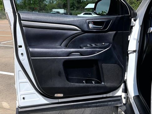 Used 2018 Toyota Highlander SE FWD image 32