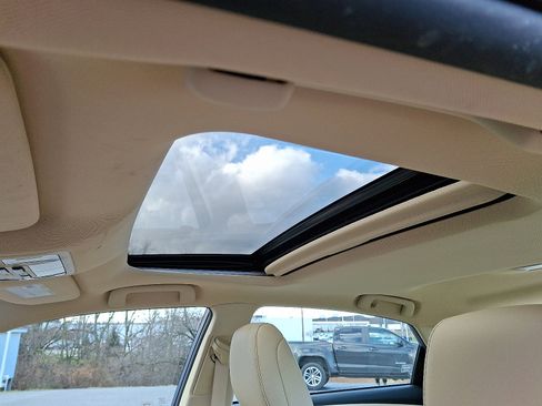 Used 2016 Toyota Avalon Limited image 23