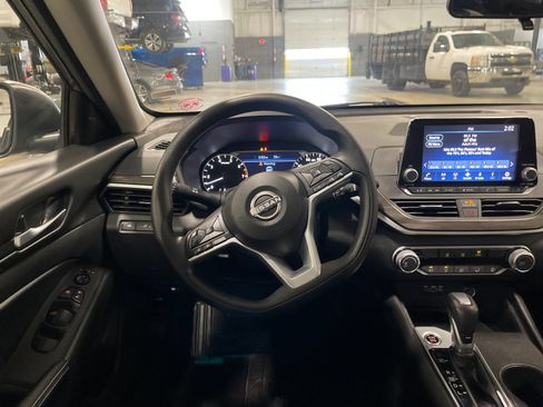 Used 2025 Nissan Altima 2.5 SV AWD/4WD image 16