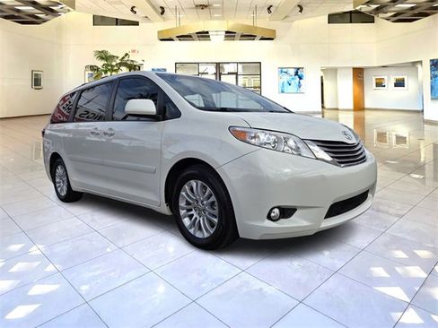 Used 2015 Toyota Sienna XLE Premium image 1