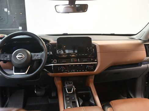 Used 2024 Nissan Pathfinder Platinum FWD image 5