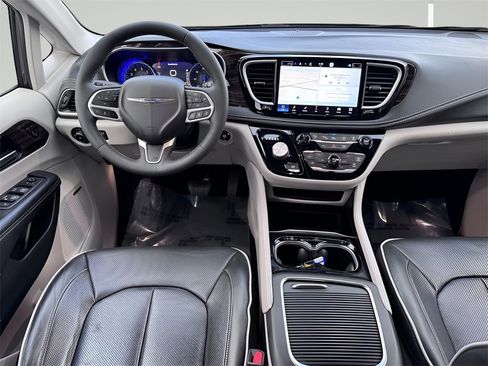 Used 2022 Chrysler Pacifica Limited image 5