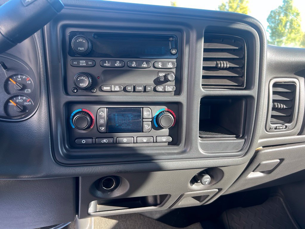 Used 2006 Chevrolet Silverado 2500 LT w/ Onstar Plus Package AWD/4WD image 18