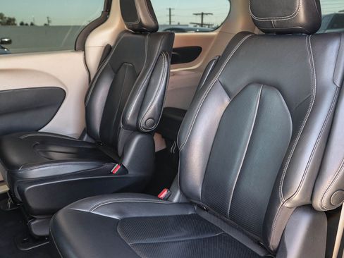 Used 2022 Chrysler Pacifica Touring-L FWD image 19