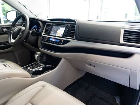 Used 2019 Toyota Highlander XLE AWD/4WD image 30