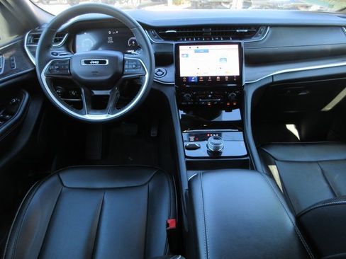 Used 2024 Jeep Grand Cherokee Limited image 12