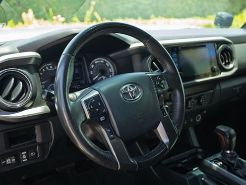 Used 2019 Toyota Tacoma TRD Off-Road w/ Technology Package AWD/4WD image 18