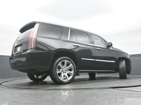 Used 2015 Cadillac Escalade Premium image 31