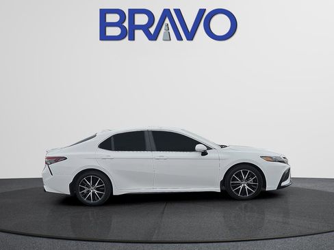 Used 2023 Toyota Camry SE FWD image 3