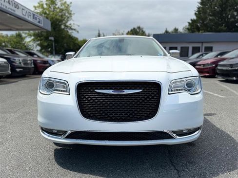 Used 2019 Chrysler 300 Limited AWD/4WD image 2