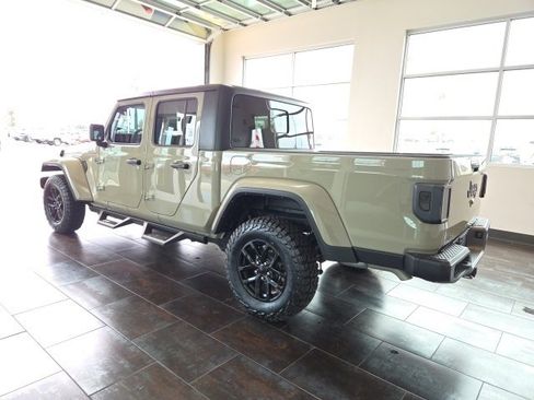 Used 2022 Jeep Gladiator Sport image 4