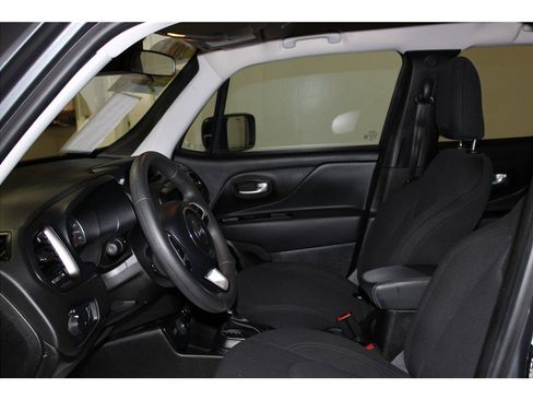 Used 2023 Jeep Renegade Latitude image 10